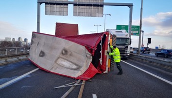 Premávka na bratislavskom Prístavnom moste je obmedzená. Odstraňujú tam prevrátený vozík