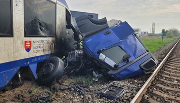 VIDEO: Kamión roztrhnutý na kusy a zničený vlak. Takto vyzerá miesto tragickej nehody
