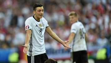 Ďalšiu asistenciu už nepridá. Mesut Özil sa rozlúčil s profesionálnou kariérou