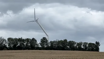 VIDEO: Obrovský vietor zlomil v Nemecku veternú turbínu. Zrútila sa ako zápalka