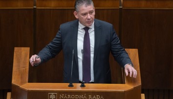 Ustál aj ôsme odvolávanie. Roman Mikulec zostáva vo funkcii ministra vnútra