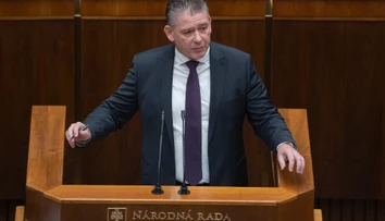 Ustál aj ôsme odvolávanie. Roman Mikulec zostáva vo funkcii ministra vnútra