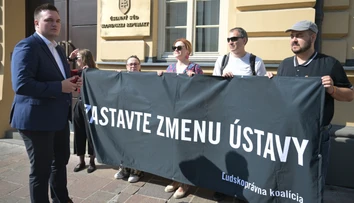 Toto je zdrvujúca správa, tvrdí Amnesty International o ústavnej novele