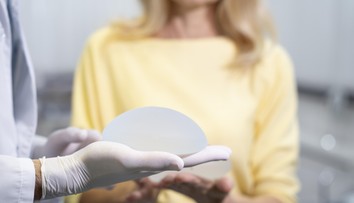 Choroba prsných implantátov. Čoraz viac obľúbené estetické operácie nie sú bez rizík