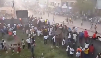 Márnica je plná. Telá sú všade, opisuje lekár. Na futbalovom zápase vypukol teror pre penaltu, hlásia desiatky mŕtvych