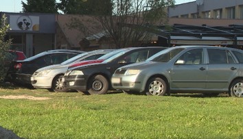 Autá čoraz častejšie parkujú na trávnikoch. Šoféri porušujú zákon