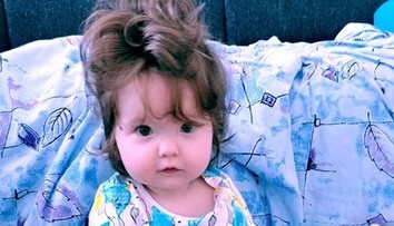 Malá Mia nemá ešte ani rok a už môže nosiť vrkoče: Pozrite si, s akými vlasmi sa už narodila