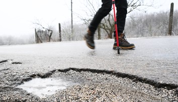 Pošmykol sa, spadol a dostal 24-tisíc eur. Starší muž zarobil na svojej bolesti