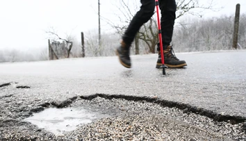 Pošmykol sa, spadol a dostal 24-tisíc eur. Starší muž zarobil na svojej bolesti