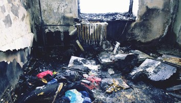 Požiar bytu v Detve spôsobila manipulácia so zapaľovačom. Deti aj ich stará mama sú v nemocnici