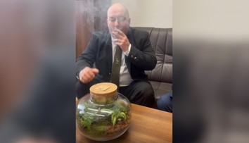 Pre šírenie konšpirácií ho Facebook zablokoval. Pozreli sme sa na najkontroverznejšie výroky nového ministra