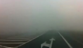 Vodiči na to často zabúdajú a ohrozujú ostatných. Viete kedy môžete použiť hmlovky?