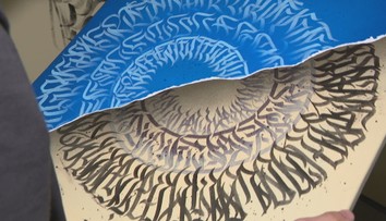 Účtovník Denis vymenil čísla za umenie: Jeho kaligrafické diela zdobia papiere, kožu aj steny