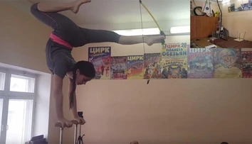 Len 12-ročná Ruska má nevídaný talent. Stojí na rukách a nohami strieľa z luku