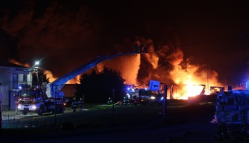 VIDEO: Veľký požiar pri Trnave. V plameňoch sa ocitla firma na recykláciu plastov