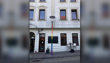 Stĺp na Zámockej ulici je opäť v dúhových farbách. Pri jeho maľovaní sa dvom ženám vyhrážali smrťou