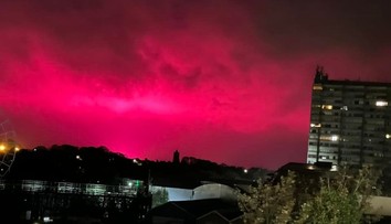 Mysleli si, že prichádza koniec sveta. Oblohu nad Anglickom osvetlila jasnoružová žiara