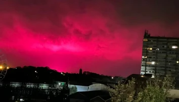 Mysleli si, že prichádza koniec sveta. Oblohu nad Anglickom osvetlila jasnoružová žiara