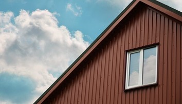 Žena si myslela, že v jej podkroví straší. Pravda bola oveľa desivejšia – niekto tam tajne žil