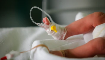 Češka rodila doma bez prítomnosti zdravotníka. Dieťa je vo vážnom stave na prístrojoch v nemocnici