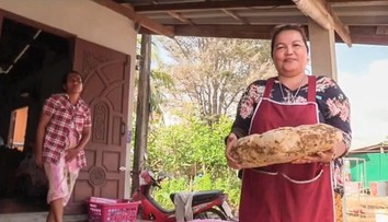 Smradľavý nález z nej spravil boháčku. Žena našla na pláži extrémne vzácne veľrybie zvratky