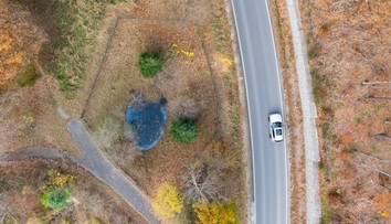 Muž pri kosení trávy objavil zlaté tehličky. Nechať si ich nemôže, aj keď sa majiteľ nenašiel