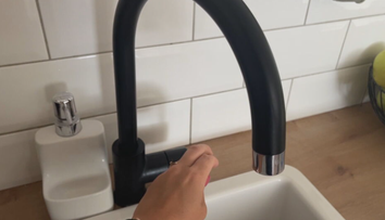 Trápi ich nedostatok vody. V Ďurkove desiatkam občanov netečie, v Ruskove im jej dodávky na noc zastavujú