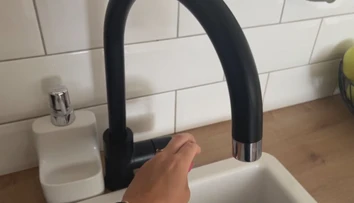 Trápi ich nedostatok vody. V Ďurkove desiatkam občanov netečie, v Ruskove im jej dodávky na noc zastavujú