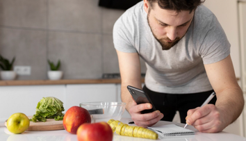 „Počítanie kalórií považujem za katastrofu,“ vraví odborník. Radí sústrediť sa na niečo iné