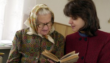 Jednou rukou im štát dal, druhou zase zobral. Tisíckam opatrovateľov od júla zoškrtali finančný príspevok