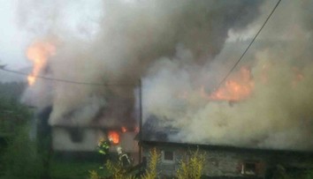 V Korni horela drevenica s prístavbou, na mieste zasahovalo 30 hasičov