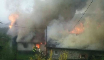 V Korni horela drevenica s prístavbou, na mieste zasahovalo 30 hasičov