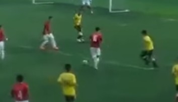 VIDEO: Gól ako z učebnice futbalu. Tínedžeri predviedli dokonalú tímovú prácu