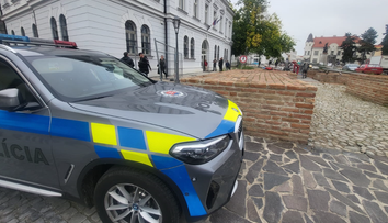 Policajti prehľadávali súdy po celom Slovensku. Na linke 112 nahlásil anonym bombový útok