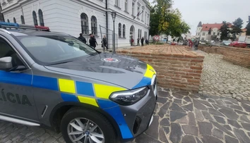 Opitý mladík rozbil dvere internátu a študentom sa vyhrážal smrťou. Problémy s ním mali aj v minulosti