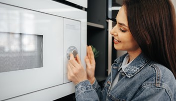 Mikrovlnka oslavuje 80 rokov, vďaka náhode sa dostala do každej kuchyne. Expert vysvetľuje, prečo sa jej netreba báť