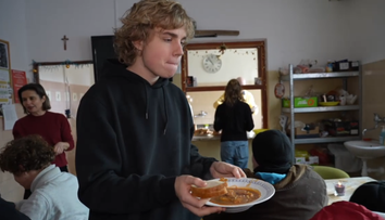 Nesledujú rozprávky, ale trávia Vianoce s ľuďmi bez domova. Pridal sa aj 19-ročný Timotej