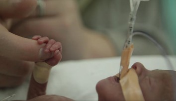 Narodil sa o štyri mesiace skôr. Dojímavé video zachytáva jeho boj o život