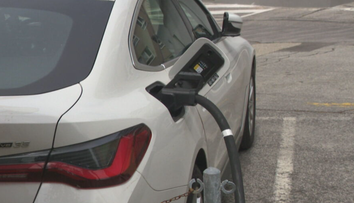 Za každý kilometer elektromobilu sa bude platiť. Podobný krok môže prísť aj k nám