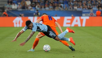 Moment, ktorý môže byť kľúčový. Aj Slovinci sa čudujú, prečo Slovan nekopal penaltu