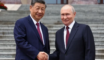 Červený koberec aj vojenská kapela. Si Ťin-pching privítal v Pekingu Vladimira Putina