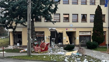 Obcou na západnom Slovensku otriasol obrovský výbuch. Zlodeji si vzali na mušku bankomat pri obecnom úrade