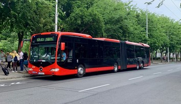 Pri nehode autobusu a dodávky na Karloveskej sa zranilo šesť ľudí