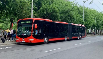 Pri nehode autobusu a dodávky na Karloveskej sa zranilo šesť ľudí