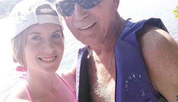 Fotografia dedka s vnučkou? Omyl, ide o manželov s vekovým rozdielom 43 rokov