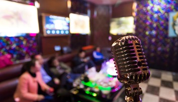 Muž na karaoke spieval tak dlho, až mu praskli pľúca