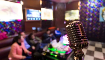Muž na karaoke spieval tak dlho, až mu praskli pľúca