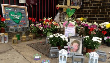 Rok od tragického požiaru v Londýne: 72 ľudí zomrelo, pozostalí čakajú na spravodlivosť