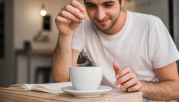 Obľúbený nápoj skrýva neviditeľné riziko. Obsahuje miliardy častíc, ktoré voľným okom neuvidíme. Ako sa im vyhnúť?