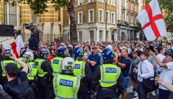 OBRAZOM: Nepokoje po útoku v Southporte sa rozšírili do ďalších miest. Ulicami sa ozývajú protiimigračné pokriky